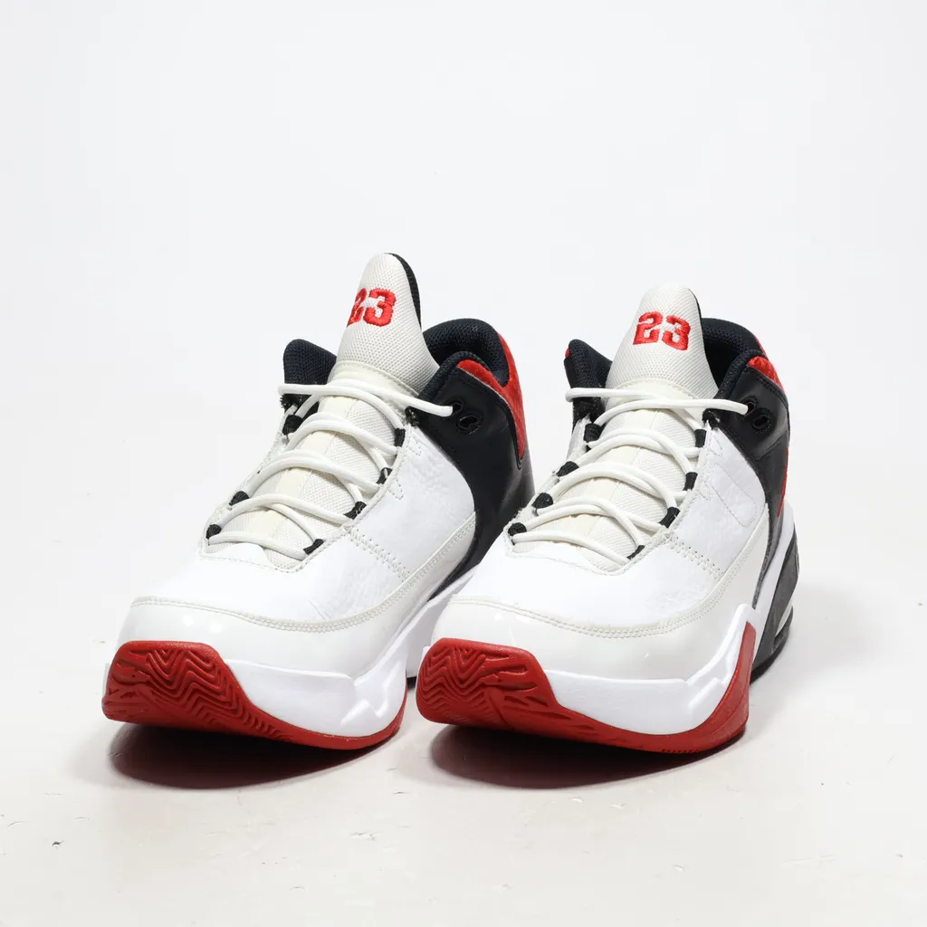 Air Jordan Max Aura 3 Sport Shoes Leather White Color For Men