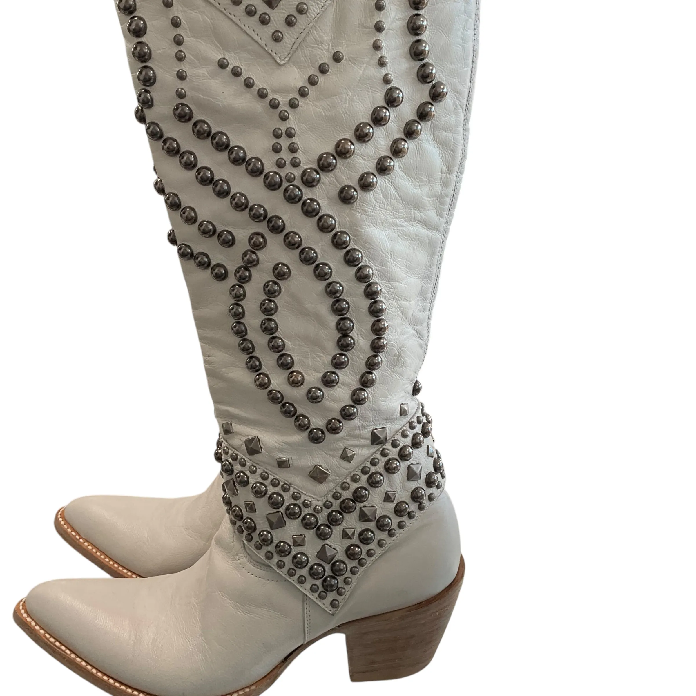 Old Gringo White Studded Boots. Size 9.