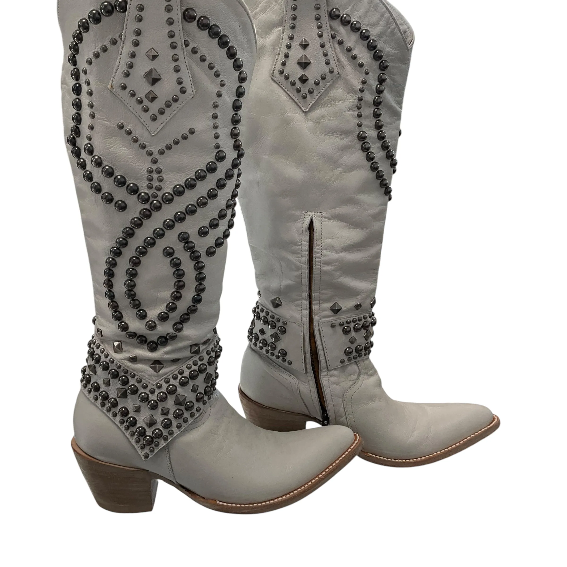 Old Gringo White Studded Boots. Size 9.